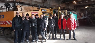 Студенты - буровики на производстве 